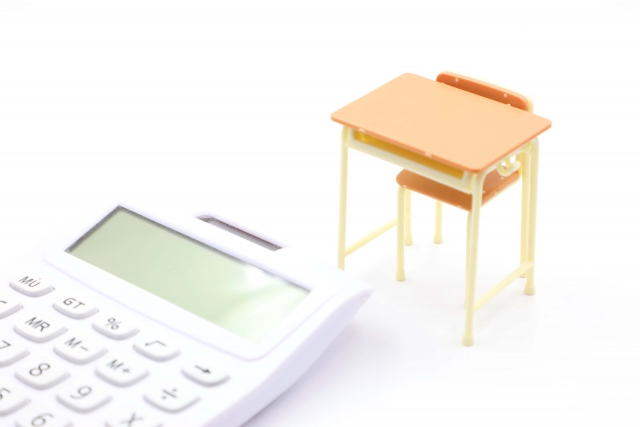 机の模型と電卓